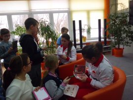 Duma Łańcuta i regionu - Siostry Marta i Monika Sroczyk czytają dzieciom.